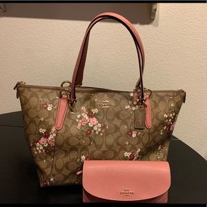 Purse/tote with matching wallet.